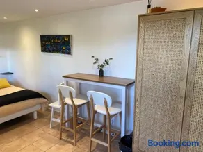 Petite chambre indépendante avec sdb, clim et parking privé - Image 1