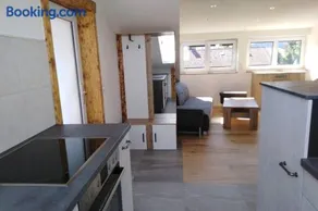 Komplette Dachwohnung mit Balkon und Bergblick - Image 3