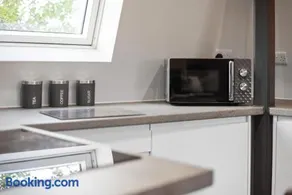 Free Parking | Sleeps 4 | 1 Bedroom | Great Area - Image 4