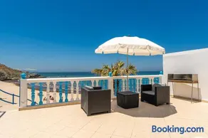 Spacious Beach Villa at Playa Blanca with Direct Beach Access, Garden, AC and Free Private Parking - Image 2