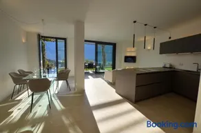 Casa Antonia 2-Bedroom Deluxe Lake View Apartment - Image 2