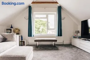 Private Two Bedroom Residence in Southbourne - Private Parking - Off the High Street - Minutes Away from the Beach - Image 4