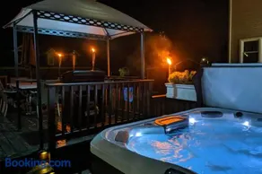 Chain O Lakes Nautical 4Bed 3Bath Waterfront with Bonus Room, Large Deck and Hot Tub - Image 1