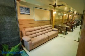 Hotel Royal Stay Inn Near Kokilaben Hospital - Image 3