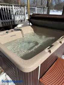 Quiet Guest Space with Hot Tub, Laundry, and Gym - Image 3
