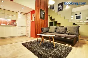 COOL COLORS FLAT LOCATED IN THE HEART OF BUDa - Image 1