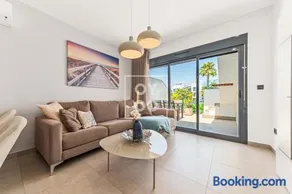 Oasis Beach Sunscape Penthouse, Private rooftop and resort wellness by OYOOSTAYS - Image 2