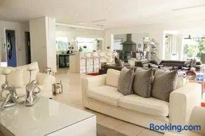 Vaal River Luxury Villa - Image 3