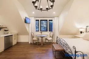 New Tudor Cottage one block from Chico State and downtown with private garage - Image 2