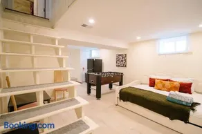 Spacious Pet Friendly Falls Church Home for 16 - Image 4