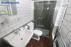 Four Seasons Guesthouse - Image 5