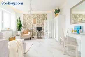 Plac Inwalidów 10 - Aesthetic Apartment by Noclegi Renters - Image 1