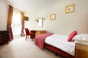 The Hillcrest Hotel - Image 4
