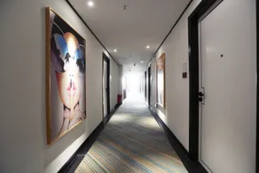 Yuexi Artistic Aesthetic Design Theme Hotel (Xingren Plaza Branch) - Image 5