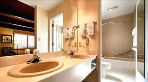 Econo Lodge Inn & Suites - Image 3