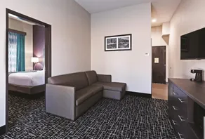 Comfort Inn & Suites - Image 4