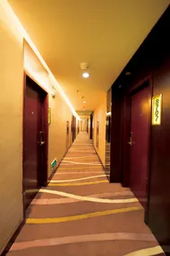 Veee Hotel - Image 2