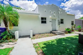 Suarez Art Stay 4BR Oasis with Patio Parking  - Image 4