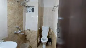 Goroomgo Hotel Triple Tree - Near Railway Station & Airport - Image 5
