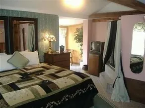Sturbridge Country Inn - Image 5