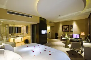 E M Grand Hotel - Image 4