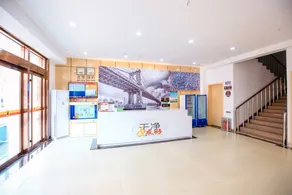 Super 8 Hotel (Feicheng Bus Station Taixi Street Branch) - Image 2