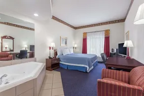 Clarion Pointe Jesup - Image 5