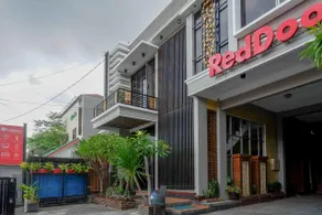 RedDoorz Plus near Amplaz Yogyakarta - Image 3