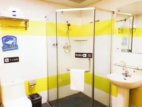 IU Hotel - Image 5