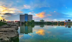 Auspicious Phoenix Hotel - Image 2
