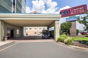 Comfort Suites at Woodbridge - Image 2