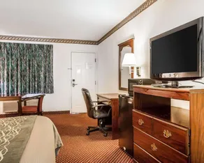 Econo Lodge Inn & Suites Southeast - Image 3