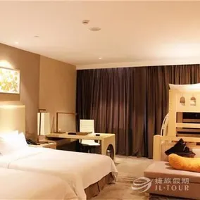 Gallery F Hotel - Image 2