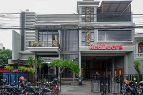 RedDoorz Plus near Amplaz Yogyakarta - Image 2