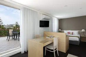 Coogee Sands Hotel and Apartments - Image 4