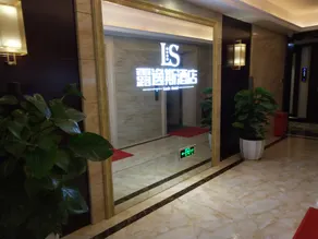 Louis Hotel - Image 5