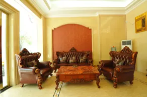 Golden Hotel - Image 5