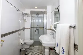 Reo Hotel - Image 4