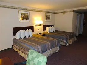Budget Host Inn & Suites Lancaster - Image 4