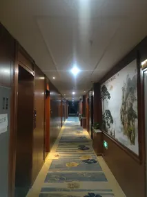 Hualong Glamour Hotel - Image 5