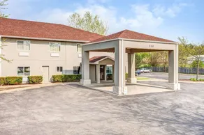Super 8 by Wyndham McHenry/Fox Lake Area - Image 4