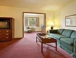 Days Inn & Suites by Wyndham Williamsburg IA North - Image 5