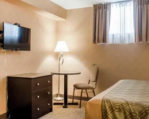 Woodstock Inn and Suites - Image 5