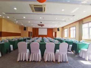 Hidden Dolphin Bay Hotel Beijing - Image 4
