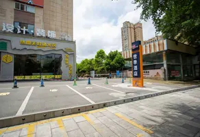 Xingyi Black Mamba E-sports Hotel - Image 3