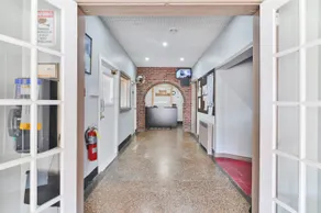 Lakeside Inn - Image 5