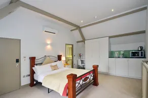 Arch hotel - Image 4