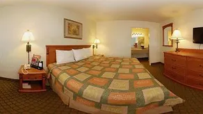 Days Inn & Suites by Wyndham Williamsburg IA North - Image 3