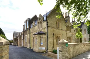 Arch hotel - Image 2