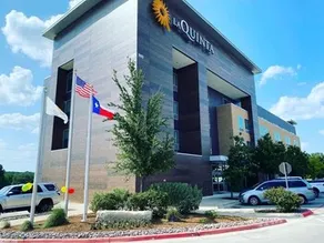 La Quinta Inn & Suites by Wyndham Lakeway - Image 4